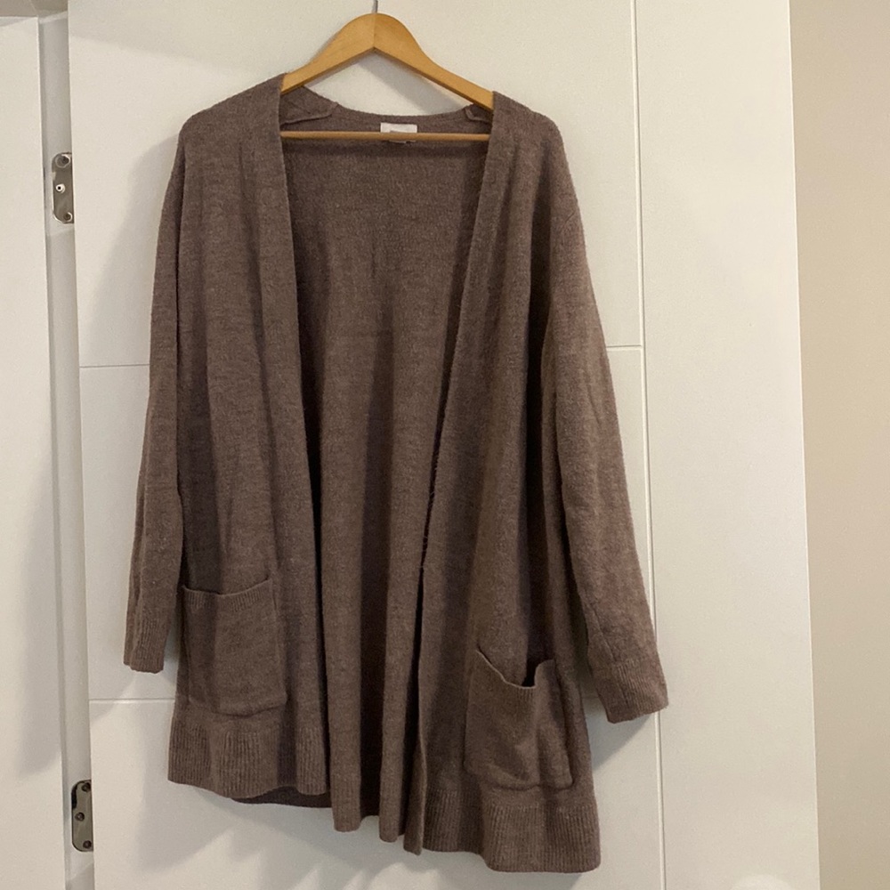 Cozy warm old navy cardigan with 2 front pockets